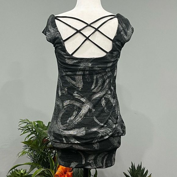 Limité Sleeveless Top - Picture 4 of 8